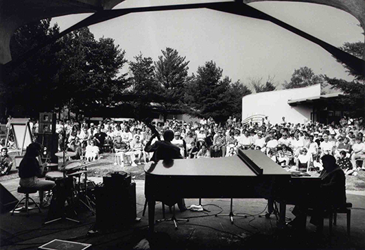 histoire_1988-ext-CAO-conque-concert-Jazz--Oliver-Jones--jouer-public-ClaO-NB