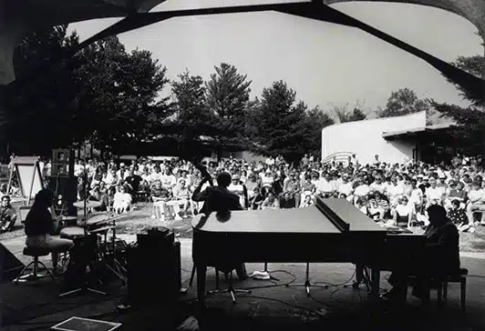 histoire_1988-ext-CAO-conque-concert-Jazz--Oliver-Jones--jouer-public-ClaO-NB